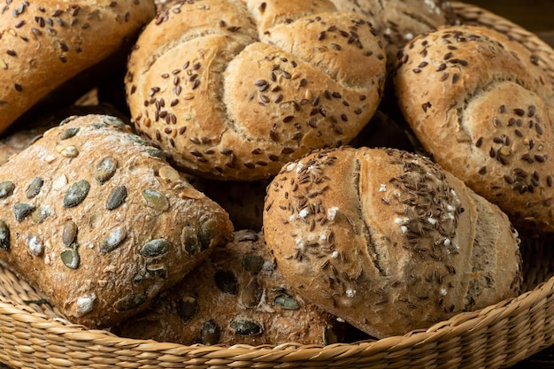 Rieten mand met selectie van brood en gebak Assortiment van gebakken producten