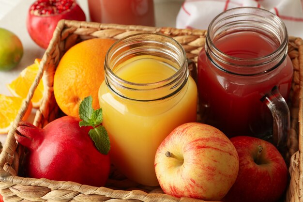 Rieten mand met verschillende sappen en fruit