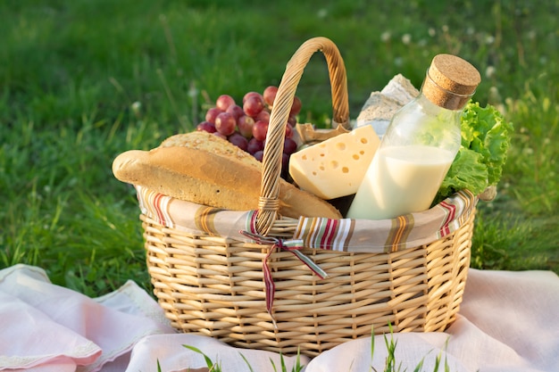 Foto rieten picknickmand met eten