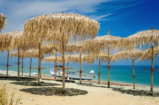 Foto rietparasols op het strand