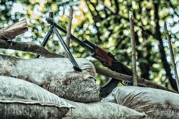 ライフルAKウォーガンアサルトライフルと機関銃が敵を攻撃している軍の写真軍の背景