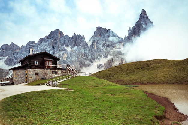 Dolomites 산에서 높은 Rifugio입니다. 이탈리아.