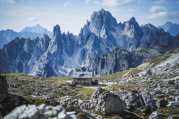 Cime di Lavar의 Dolomites를 배경으로 Cadini di Misurina 산 그룹이 있는 Rifugio Lavaredo