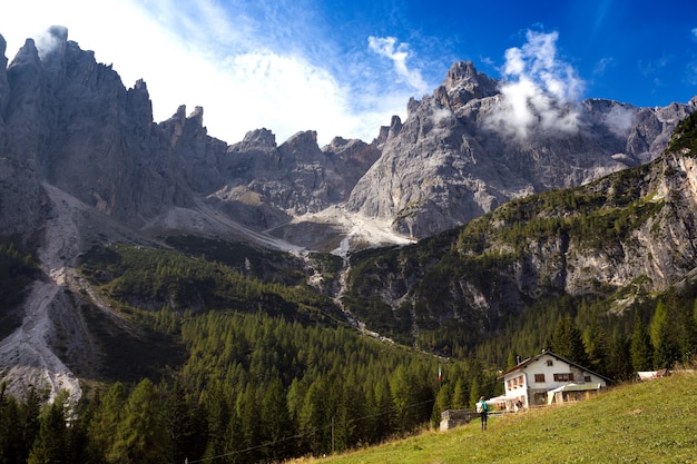 Rifugio Lunelli bij de bergen van de Dolomieten, Italië