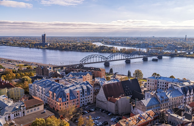 Riga, lettonia, vista panoramica aerea dalla torre della chiesa di san pietro al fiume daugava della città