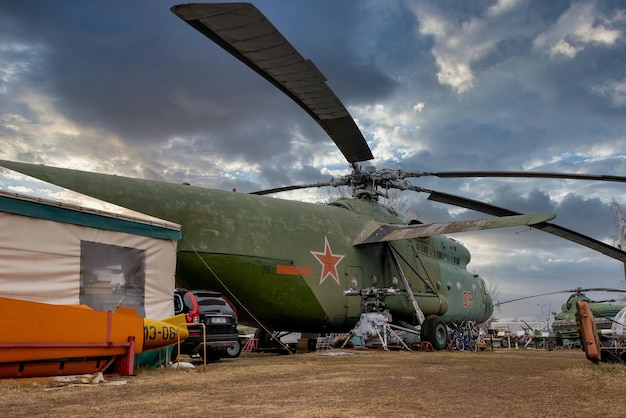 리가, 라티비아 - 2021년 3월 10일 6: 리가 항공 박물관에 전시된 거대한 Mil Mi-6 중량 헬리콥터, 나토 코드명 '후크'