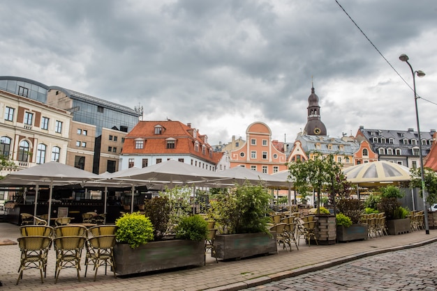 Riga, centro storico della città vecchia della lettonia con strade e caffè medievali