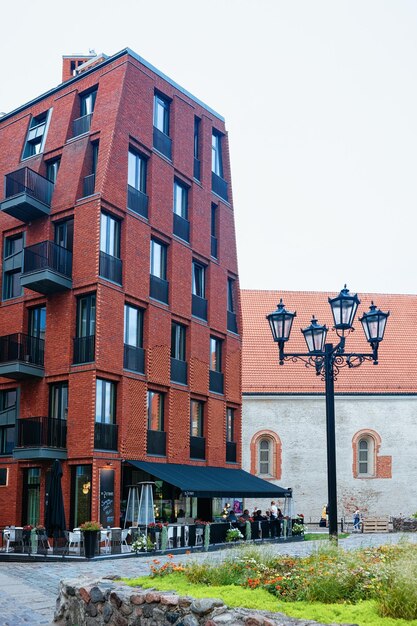 Photo riga, latvia - september 1, 2018: street with modern apartment house in riga in latvia.