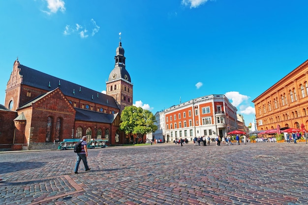 Рига, Латвия - 3 сентября 2014 г.: Люди на Домской площади с Рижским собором в историческом центре Старого города Риги, Латвия.