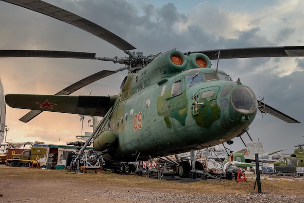 RIGA, LETLAND - 10 6 maart 2021: Reusachtige Mil Mi-6 Heavy lift helikopter, NAVO-codenaam 'Hook', tentoongesteld in het Riga Aviation Museum