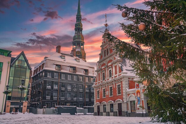 Riga, Letland - 10 januari 2021: Huis van de mee-eters, gebouw gelegen in winterkerst Riga in Letland.