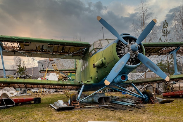 Riga, Letland - 10 maart 2021: ANTONOV AN-2 vliegtuig in de geschiedenis van het Nationaal Museum van de luchtvaart in Riga.