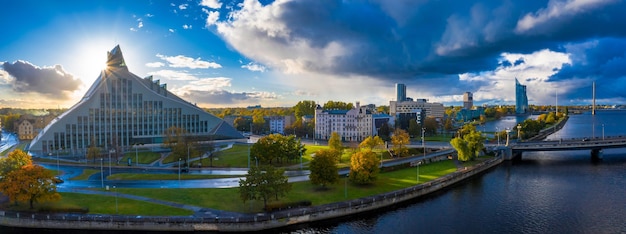 Riga, Letland - 20 september 2020: Luchtfoto van het gebouw van de Nationale Bibliotheek van Letland, ook bekend als het Kasteel van Licht. Prachtig panoramisch uitzicht over Riga, Letland.