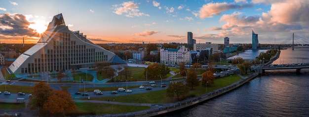 Riga, Letland - 20 september 2020: Luchtfoto van het gebouw van de Nationale Bibliotheek van Letland, ook bekend als het Kasteel van Licht. Prachtig panoramisch uitzicht over Riga, Letland.