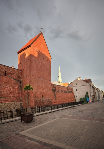 RIGA, LETLAND - 22 Jul 2011: Architectuur van het oude Riga vroeg in de ochtend. Riga is de hoofdstad en de grootste stad van Letland die algemeen bekend staat vanwege zijn unieke middeleeuwse en gotische architectuur