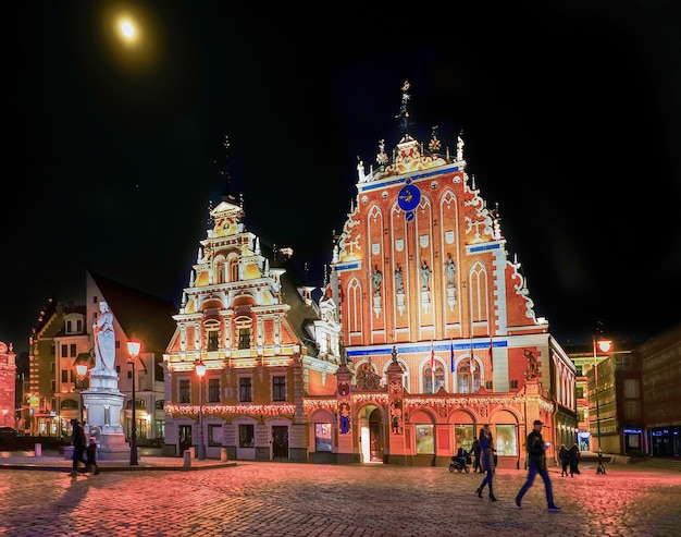 Riga, Letland - 24 december 2015: Huis van de mee-eters tijdens de kerst in Riga, Letland 's nachts.
