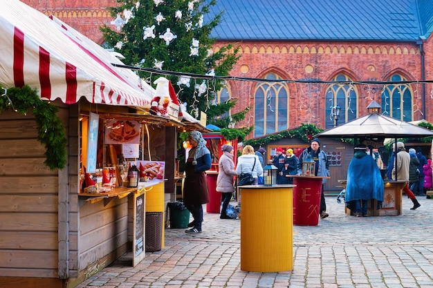 Riga, Letland - 28 December 2017: Mensen op de kerstmarkt op het Domplein in de winter Riga in Letland.