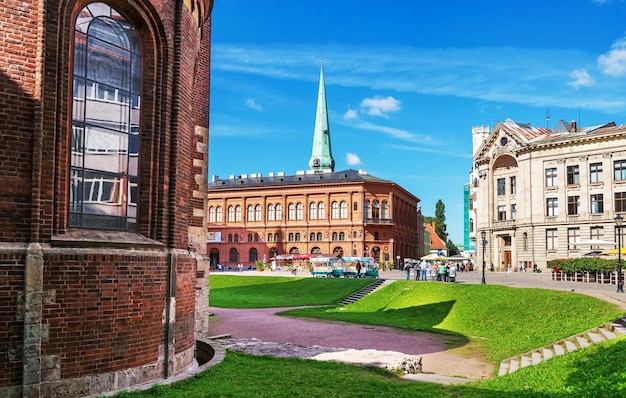 Riga, Letland - 3 september 2014: Koepelplein en mensen in het historische centrum in de oude stad van Riga, Letland.