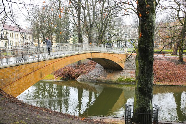 Riga, Letland - 5 December 2018: Riga park in de winter. Sightseeing toeristisch concept.