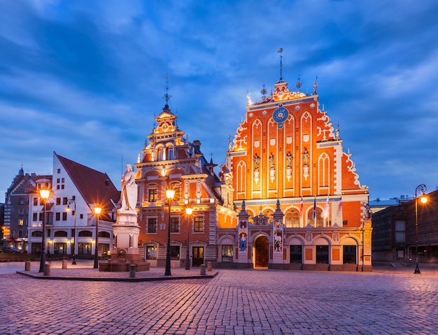 Piazza del municipio di riga, la casa dei punti neri e la chiesa di san pietro