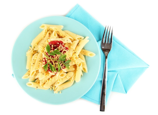 Foto piatto di pasta rigatoni con salsa di pomodoro isolato su bianco