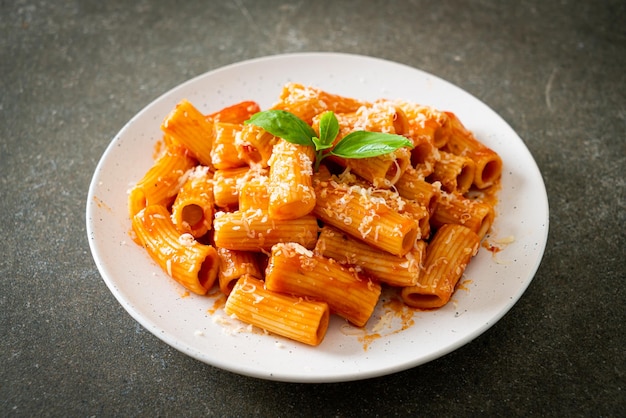 Rigatoni pasta met tomatensaus en kaas - traditionele Italiaanse pasta