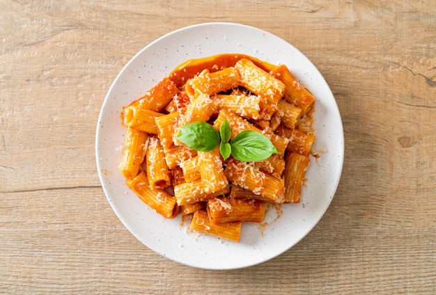 Rigatoni pasta met tomatensaus en kaas - traditionele Italiaanse pasta