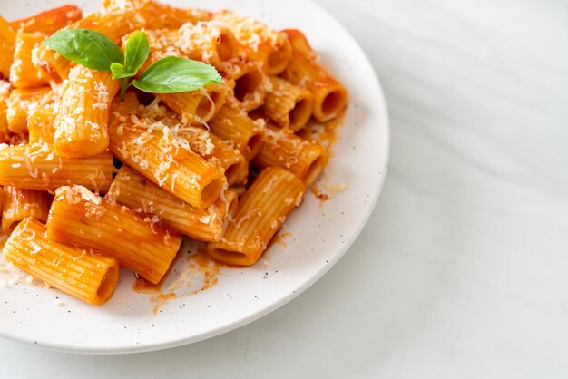 Rigatoni pasta met tomatensaus en kaas - traditionele Italiaanse pasta