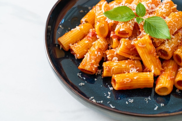 Rigatoni pasta met tomatensaus en kaas