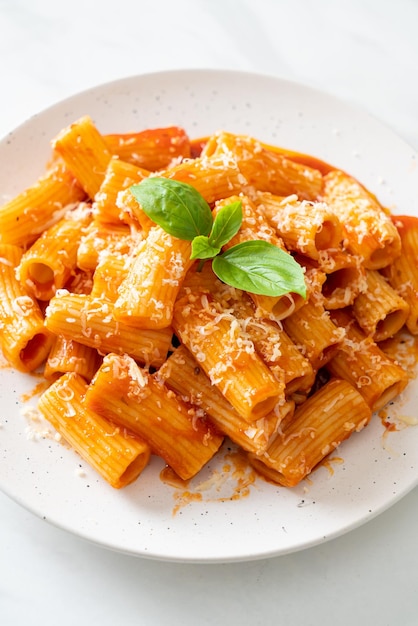 Rigatoni pasta met tomatensaus en kaas