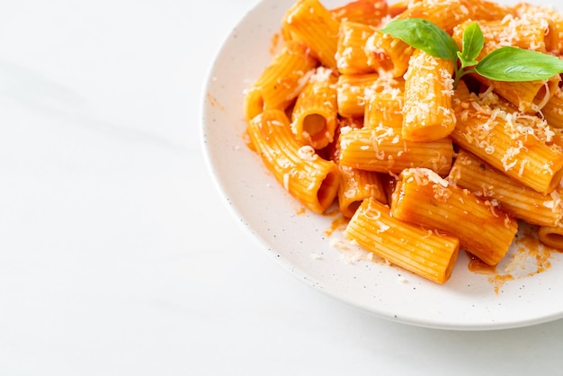 Rigatoni pasta met tomatensaus en kaas