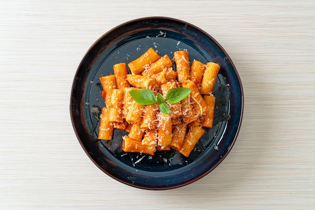 Rigatoni pasta met tomatensaus en kaas