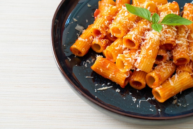 Rigatoni pasta met tomatensaus en kaas