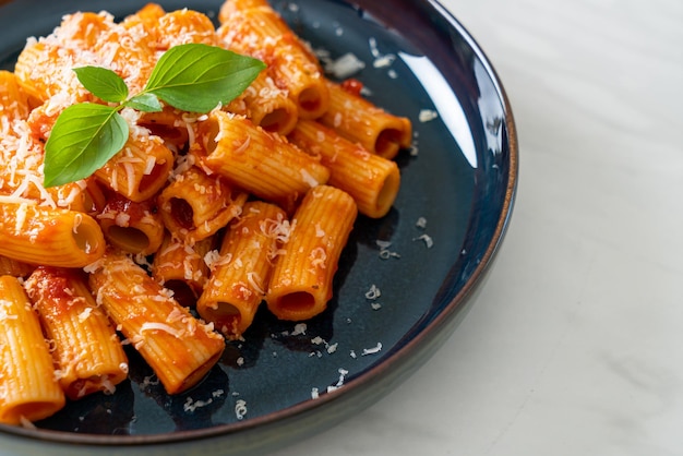 Rigatoni pasta met tomatensaus en kaas
