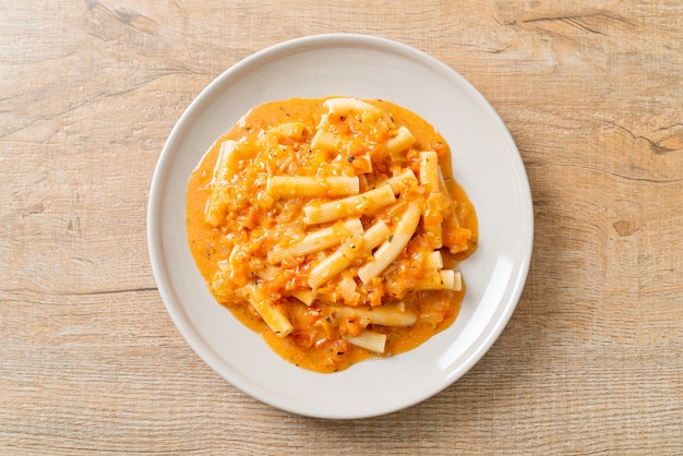 rigatoni penne pasta romige tomaat of roze saus