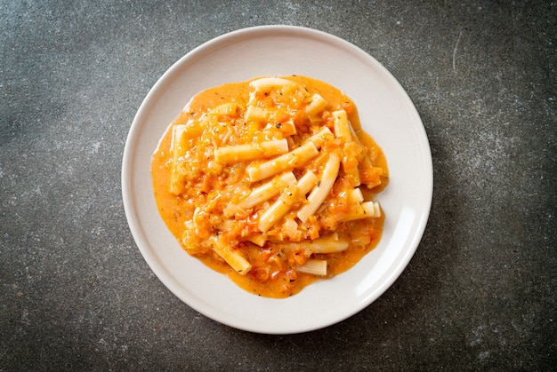 rigatoni penne pasta romige tomaat of roze saus