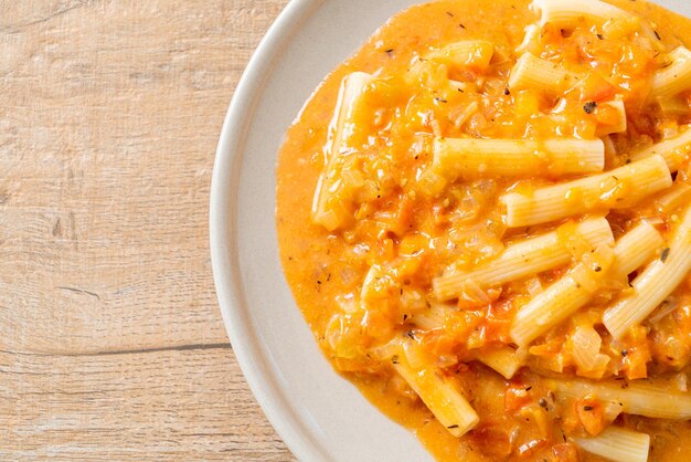 rigatoni penne pasta romige tomaat of roze saus