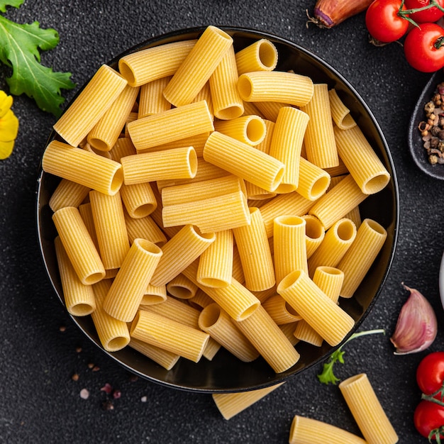 rigatoni rauwe pasta maaltijd andere ingrediënten voedsel snack op tafel kopie ruimte voedsel achtergrond