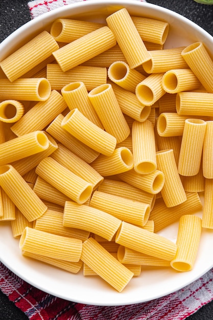 rigatoni rauwe pasta maaltijd andere ingrediënten voedsel snack op tafel kopie ruimte voedsel achtergrond