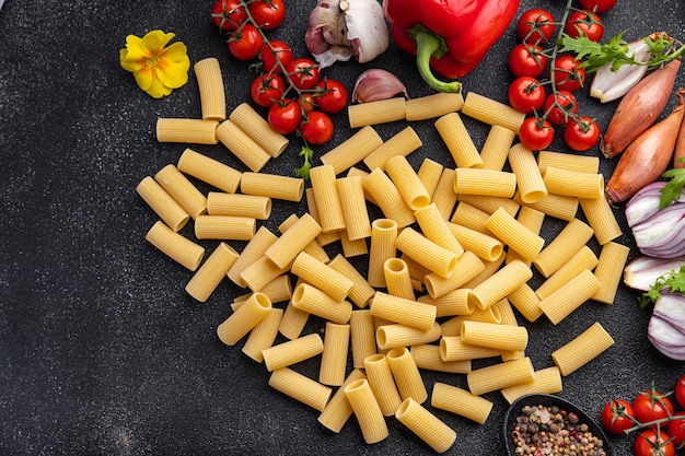 rigatoni сырая паста еда другие ингредиенты еда закуска на столе копия пространства еда фон