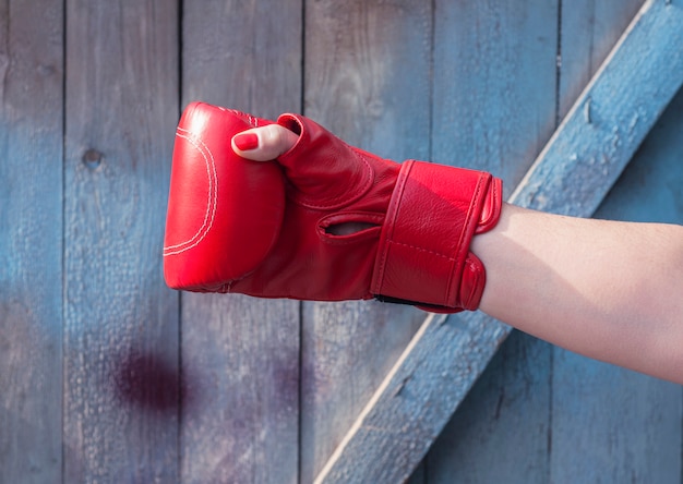 Foto femmina di destra in un guantone da boxe rosso