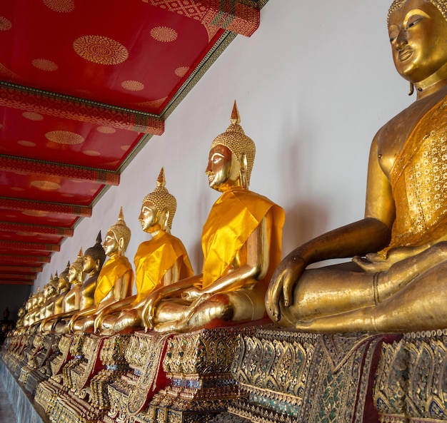 Rij boeddhabeelden in de wat po-tempel