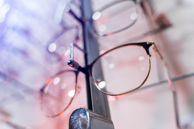 Rij brillen bij een opticien brillenwinkel staan met bril in de winkel van optiek gezichtscorrectie