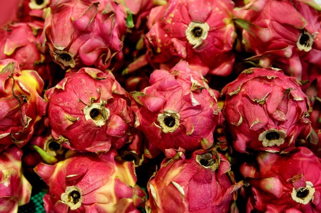 Rij drakenfruit op de markt