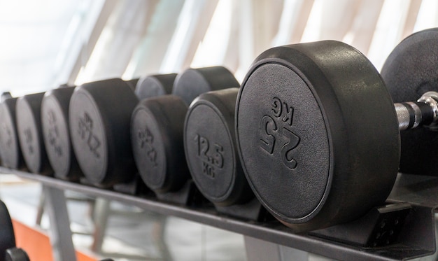 Rij dumbbells in een moderne sportschool