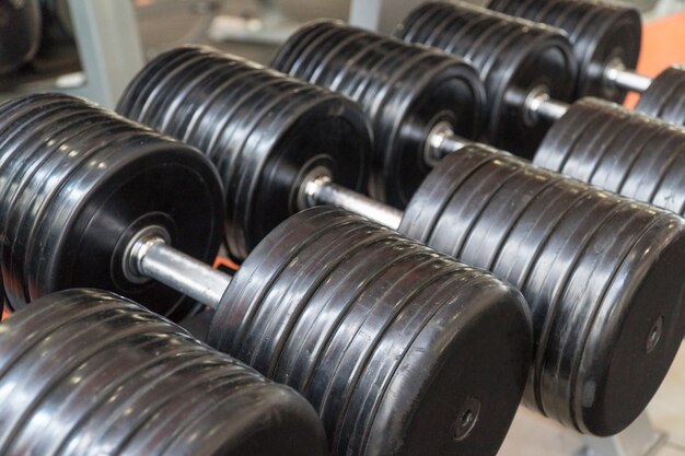 Rij dumbbells in een moderne sportschool