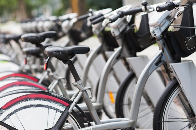 Rij geparkeerde vintage fietsen fietsen te huur op de stoep.