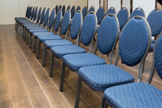 Rij gestoffeerde stoelen in de hal, restaurant, conferentiezaal, hotels, zacht, blauw