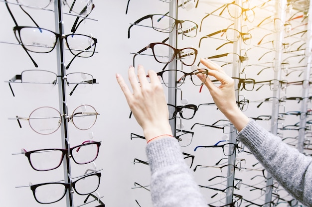 Rij glazen bij een opticien. brillenwinkel. sta met een bril in de optiekwinkel.