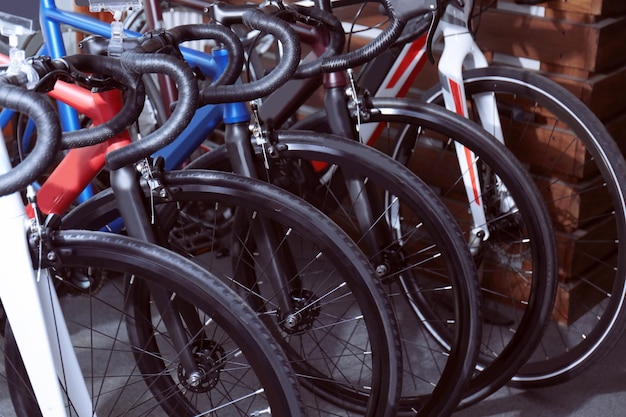 Rij nieuwe fietsen in winkel